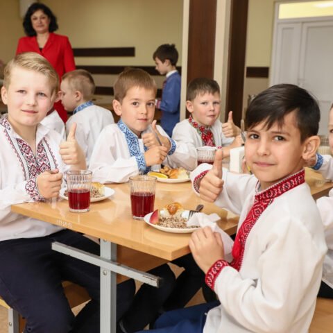 Без колбасы и “кока-колы”: Минздрав обновляет нормы питания в школах и детских садах