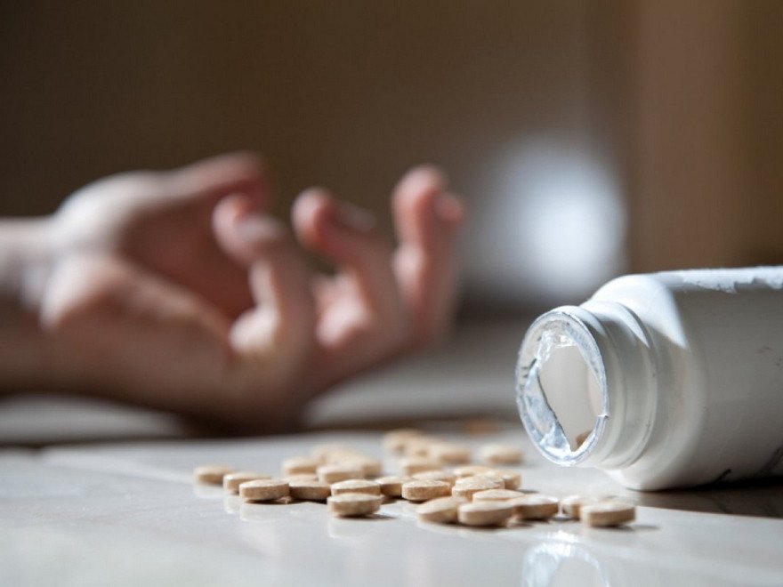 Чуть не лишилась жизни из-за телефона: в Херсоне 12-летняя школьница наглоталась таблеток