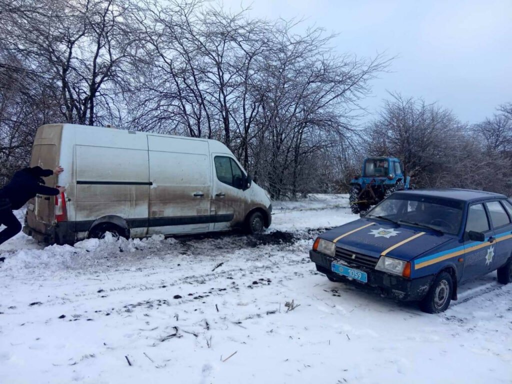 Из снежной ловушки вытащили автомобиль