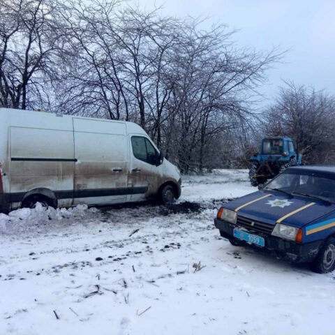 Из снежной ловушки вытащили автомобиль