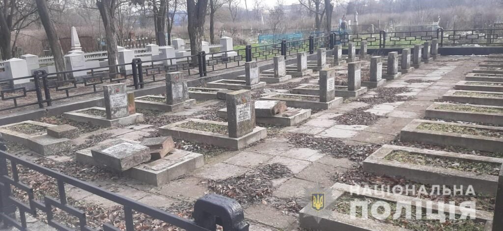 Херсон не предает своих героев: активисты восстановили поврежденные памятники на мемориальном кладбище