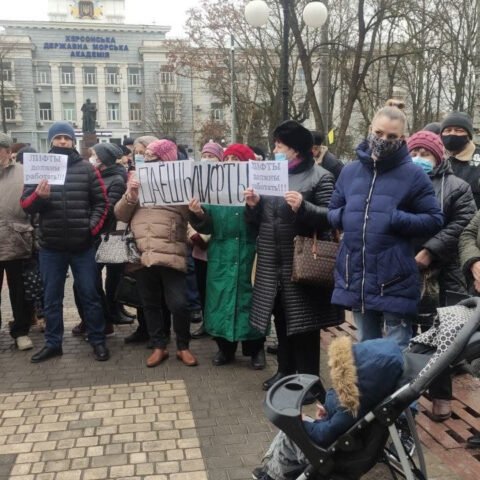 Херсонцы снова вышли на митинг: сегодня протестовали из-за неработающих лифтов