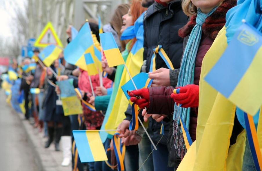 Херсонцы в честь Дня Соборности Украины устроили живую цепь на Антоновском мосту