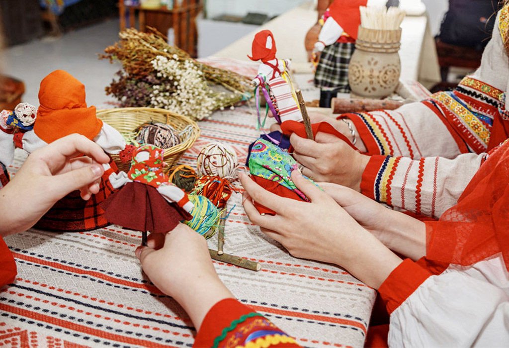 Куклы из текстиля: мастерица из Херсонщины изготавливает рождественских ангелов