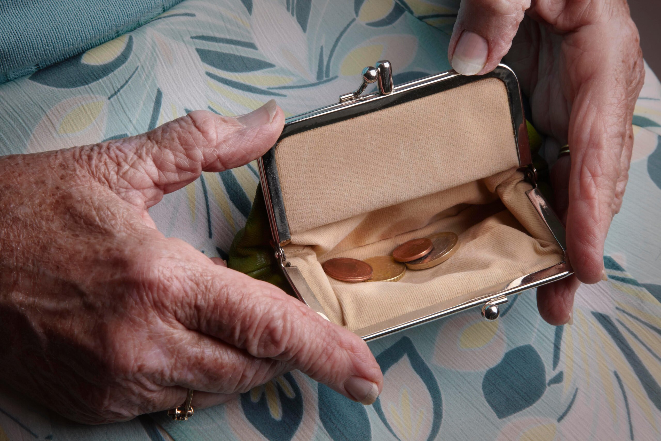 На Херсонщине 81-летняя пенсионерка отдала мошенникам 40 тысяч гривен и 500 долларов за “снятие порчи”