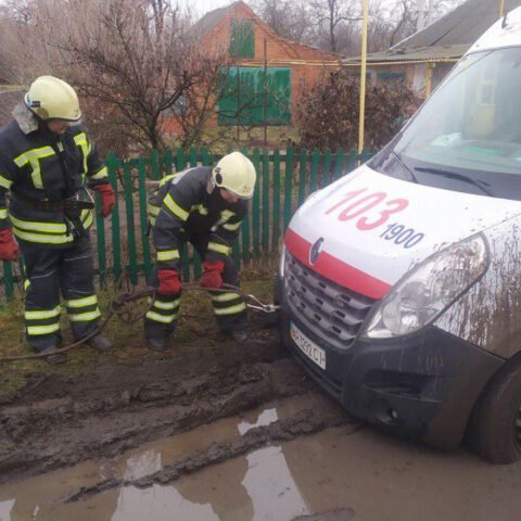 На Херсонщине в грязи застрял автомобиль медицинской помощи: “скорую” вытащили спасатели