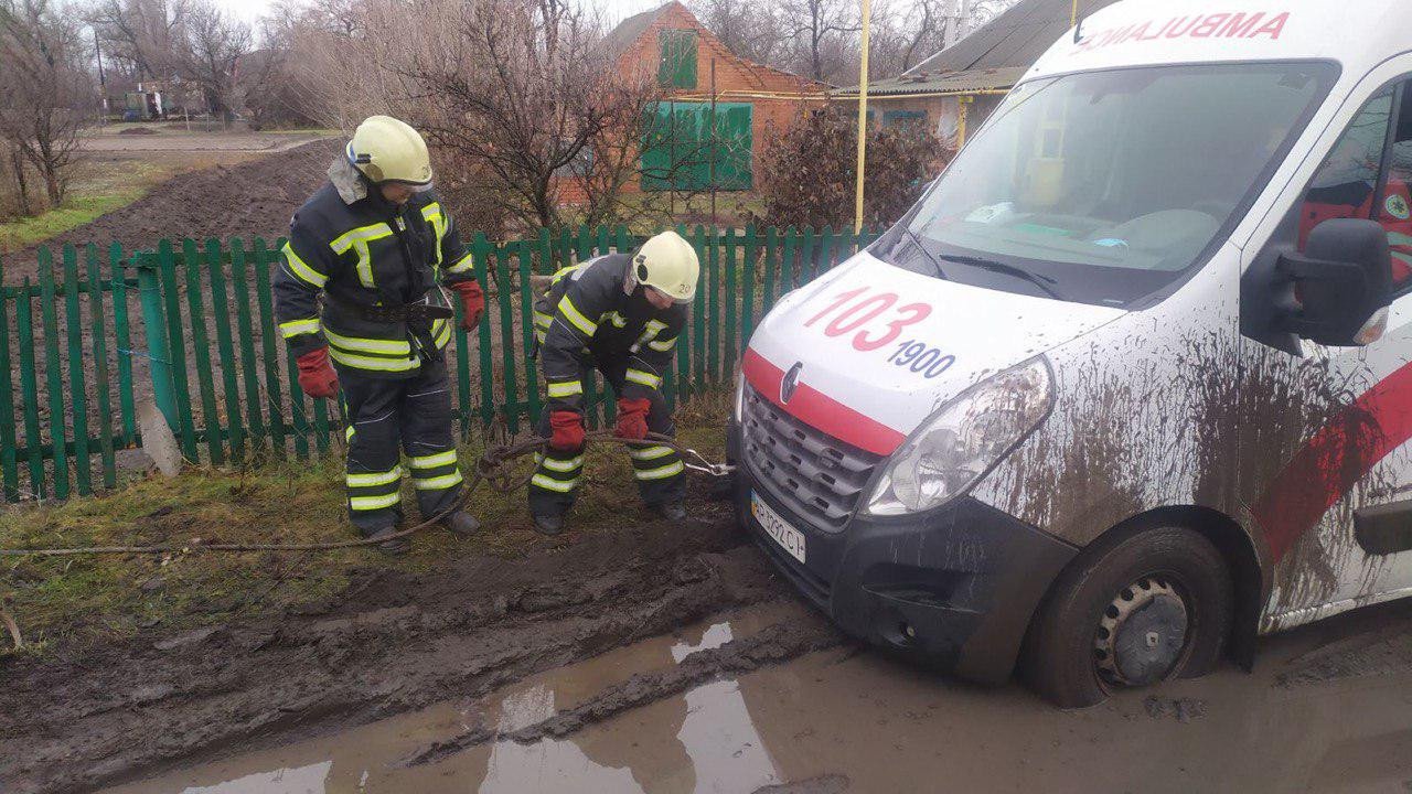 На Херсонщине в грязи застрял автомобиль медицинской помощи: “скорую” вытащили спасатели