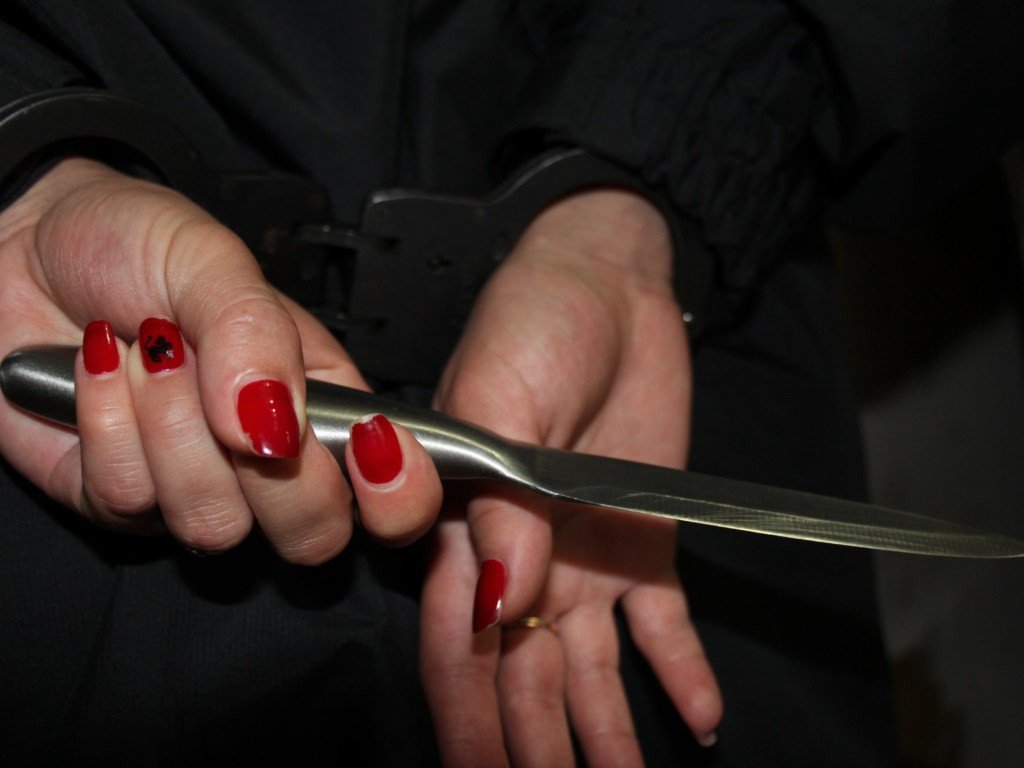 Обиделась на сожителя и зарезала его: в Херсонской области будут судить женщину за убийство