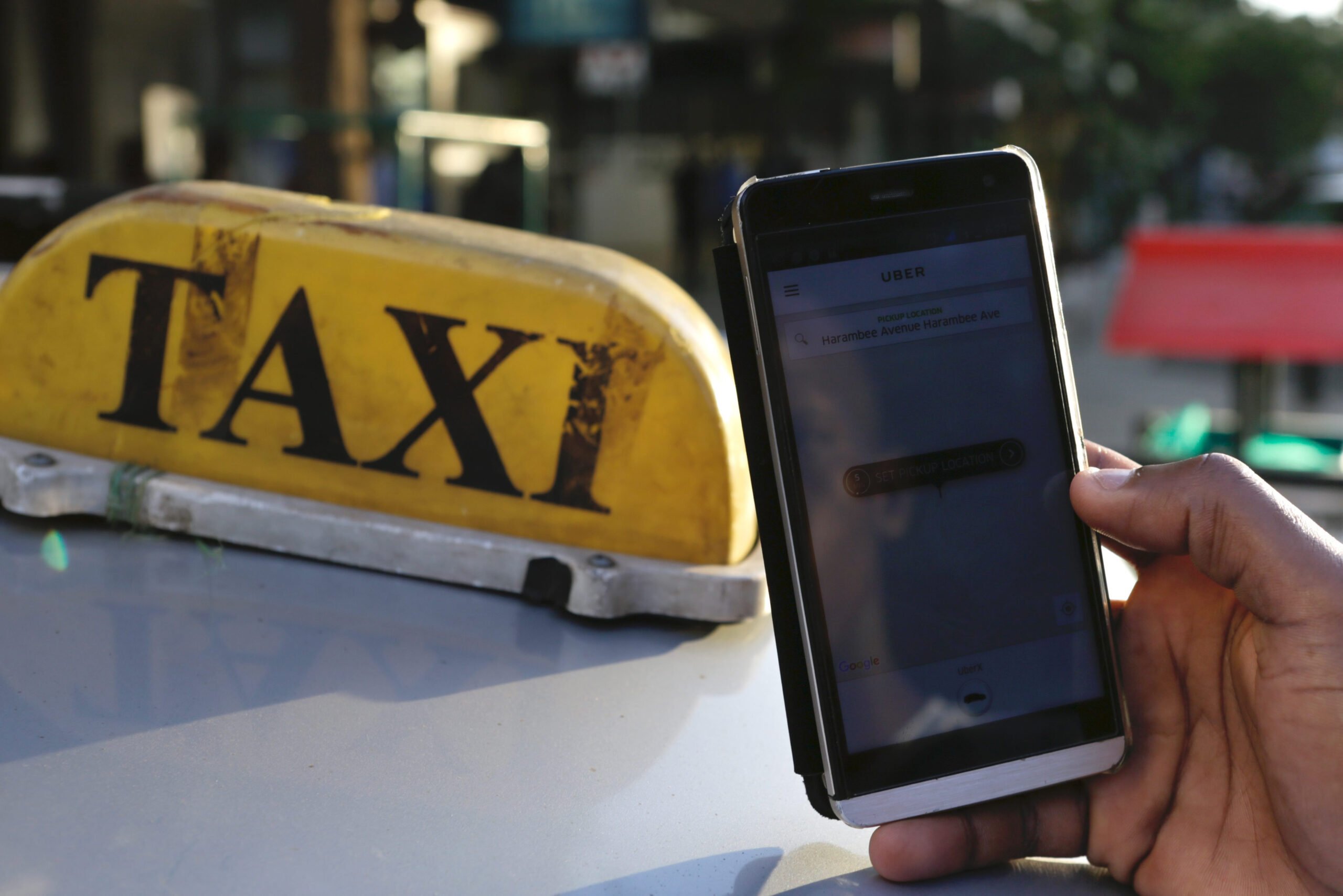 Отказался платить за дорогу и украл телефон: на Херсонщине пассажир ограбил таксиста