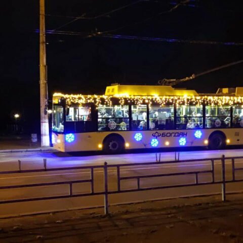 По Херсону ездит новогодний троллейбус: жители города в предвкушении праздника