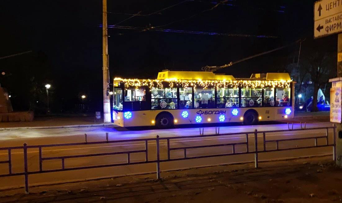 По Херсону ездит новогодний троллейбус: жители города в предвкушении праздника
