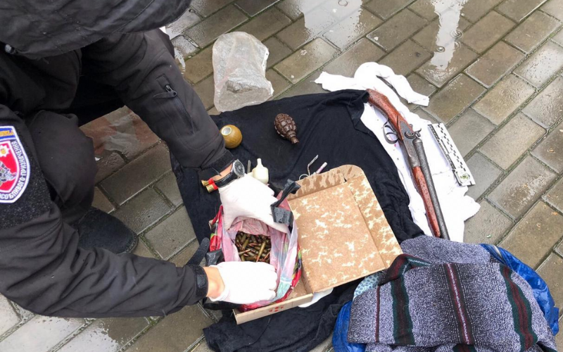 Полицейские задержали жителя Херсона с полной сумкой оружия