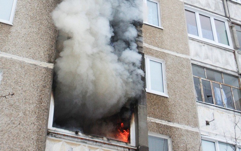 Спасатели Херсонщины ликвидировали пожар в квартире пятиэтажки и спасли 75-летнего пенсионера