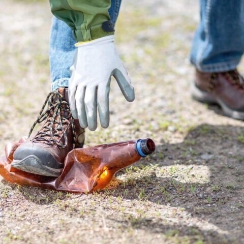 Участвовали даже самые маленькие: херсонцы устроили уборку на набережной и отметили “экосборы” чаем с тортом