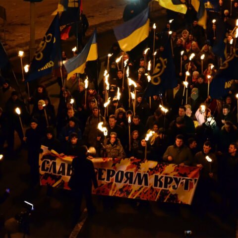 В Херсоне к 103-й годовщине боя под Крутами состоялось факельное шествие