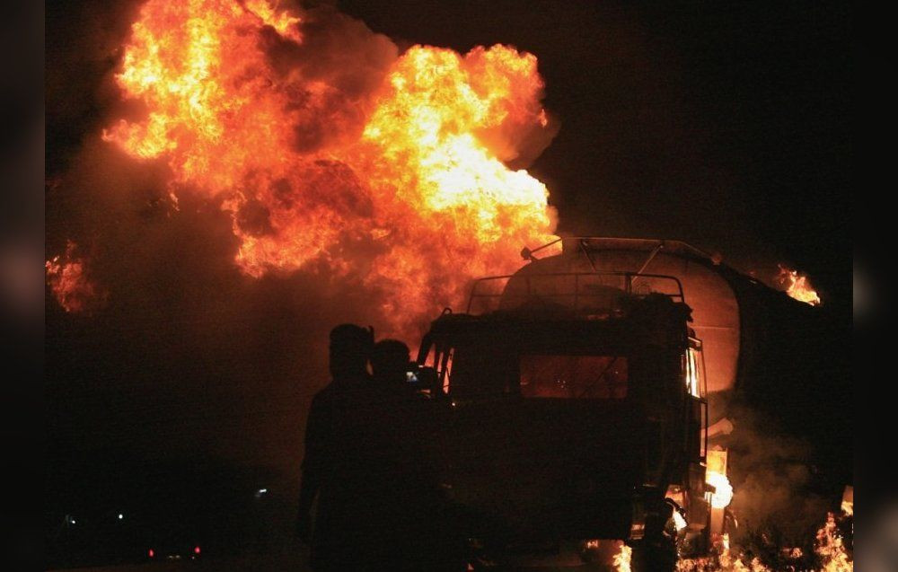 В Херсоне на станции техобслуживания взорвался бензовоз и еще два сгорели