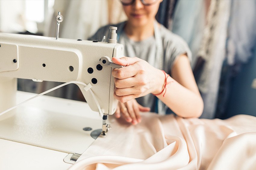 В Херсоне открыли современный центр для обучения швейному мастерству