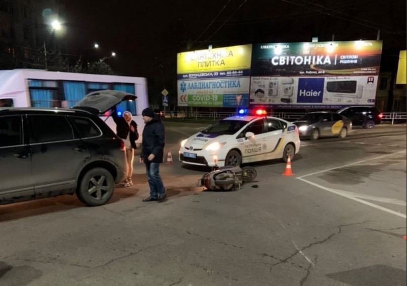 В Херсоне в ДТП тяжело травмировался 33-летний водитель мопеда
