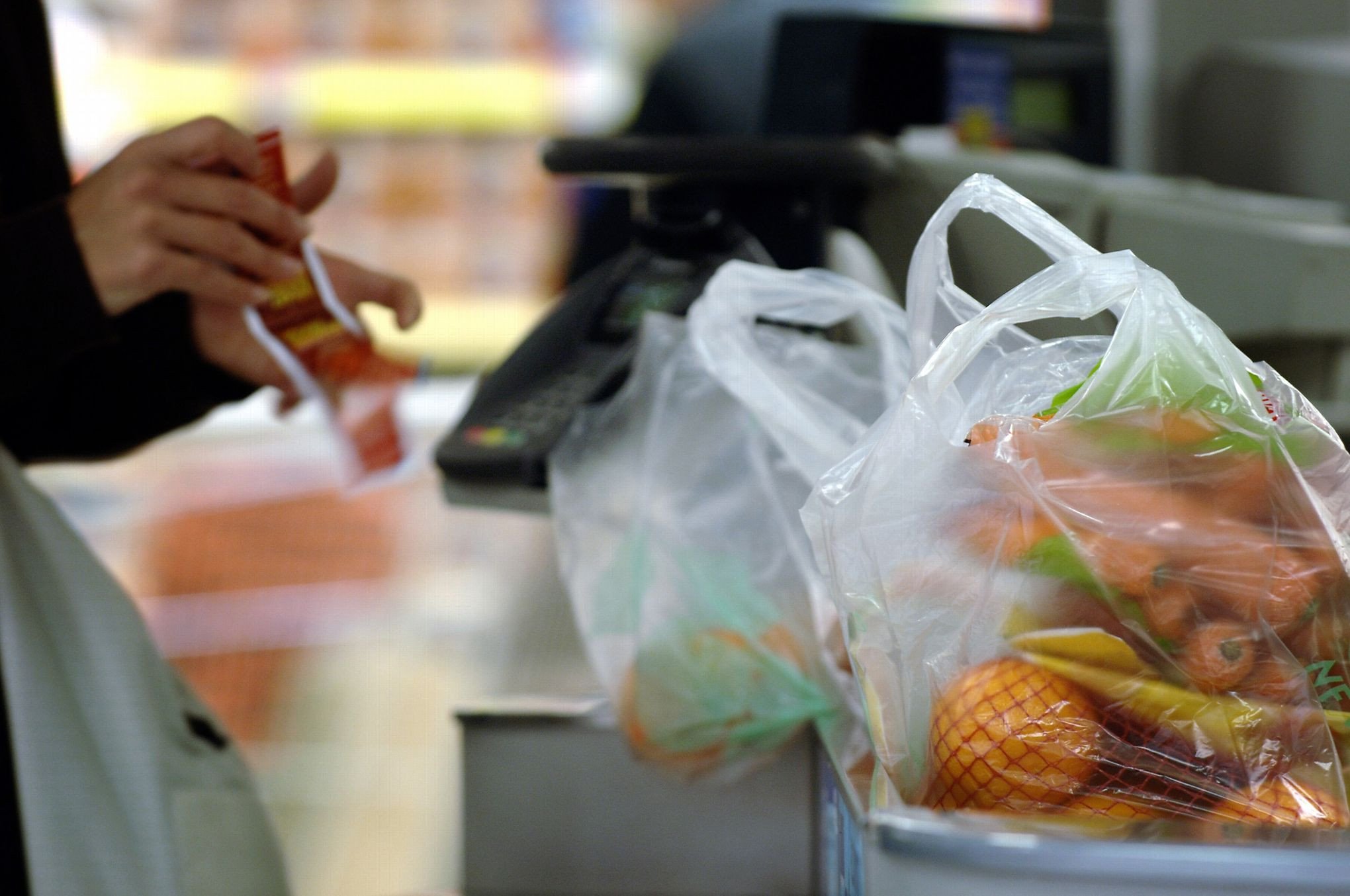 В Украине хотят запретить бесплатные одноразовые пакеты в супермаркетах