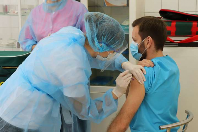 Без паники! Главный санврач Украины рассказал о первых “неблагоприятных последствиях” прививки “Covishield”