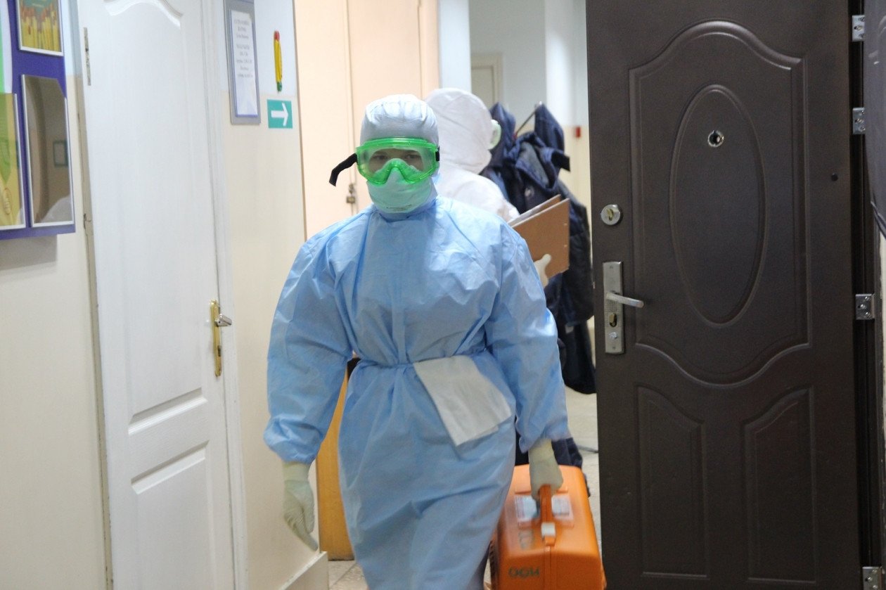 Больницы Херсонской области получили 3700 защитных костюмов