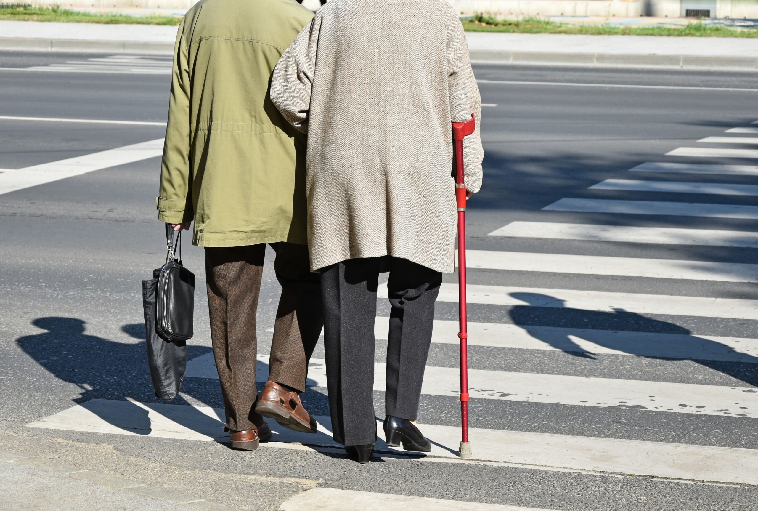 Двое пожилых пенсионеров угодили под колеса автомобилей в центре Херсона