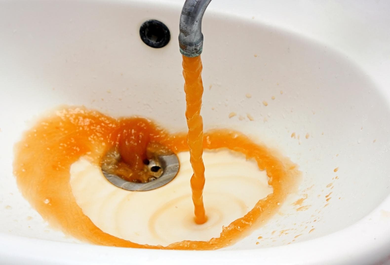 “И за эту чудо-воду — 30 гривен”: херсонцы жалуются на качество воды из-под крана