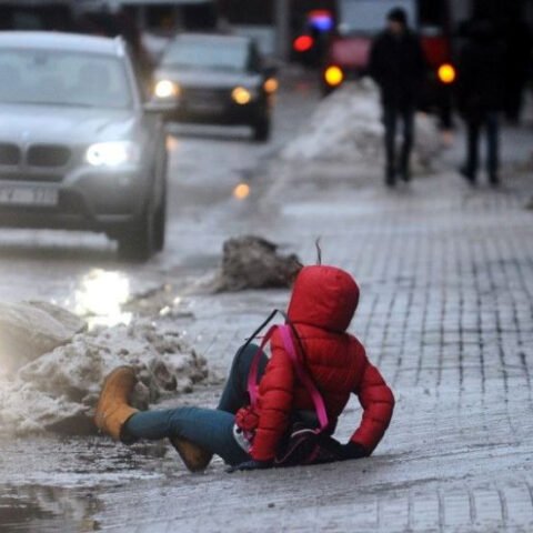 Херсонка будет судиться с коммунальщиками за получение травмы во время гололеда