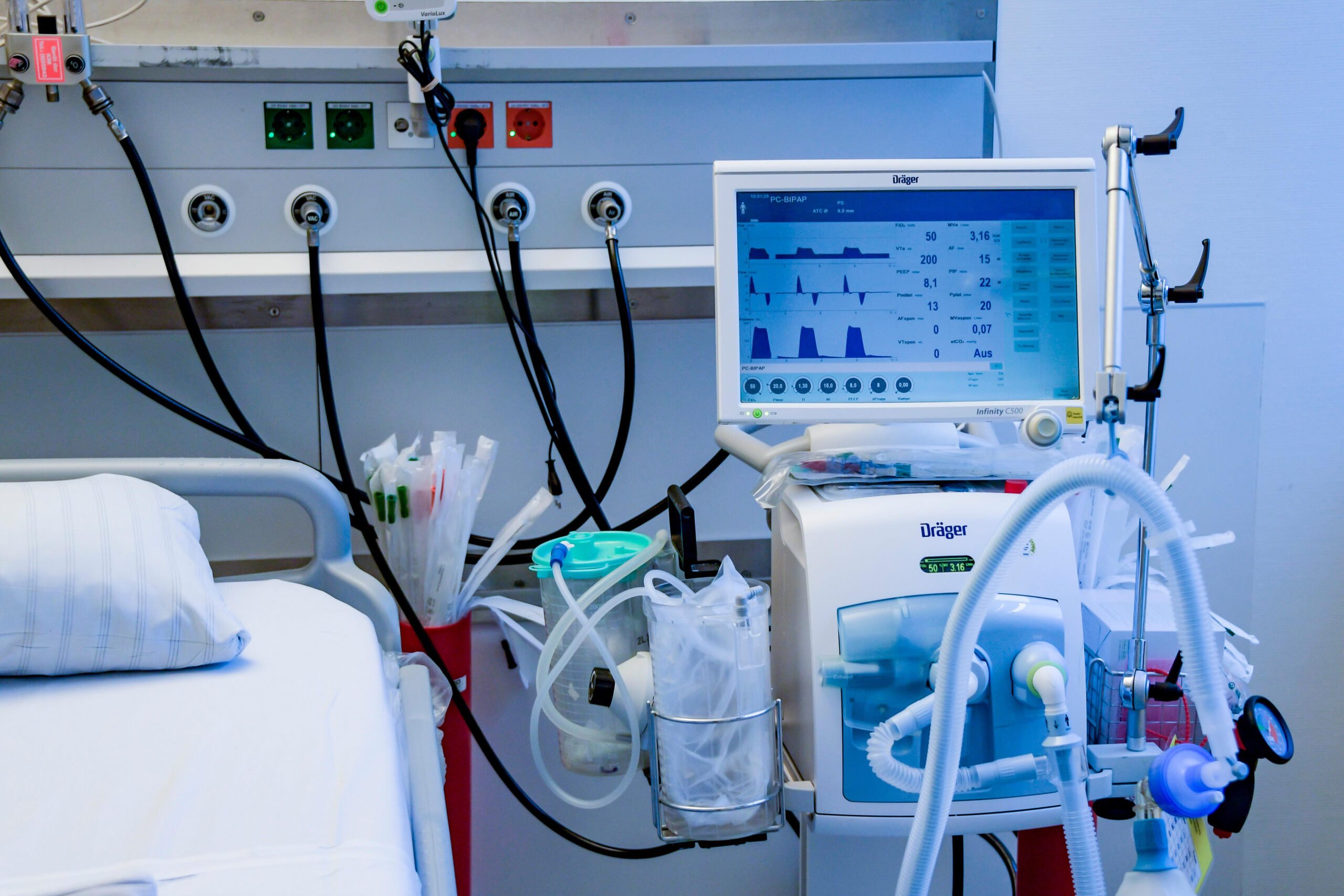 Херсонская больница получила из Венгрии гуманитарную помощь — шесть аппаратов ИВЛ