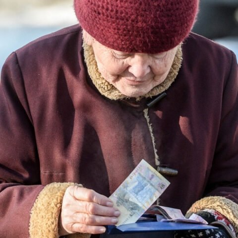 Компенсации пенсионерам 75-80 лет: Кабмин перенес выплаты с июля на октябрь