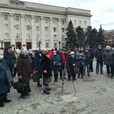 “Кредиты на погашение коммуналки будут на выгодных условиях?” — херсонцы снова вышли на митинг против тарифов