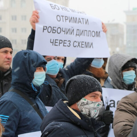 Моряки пришли с протестом под Херсонскую ОГА