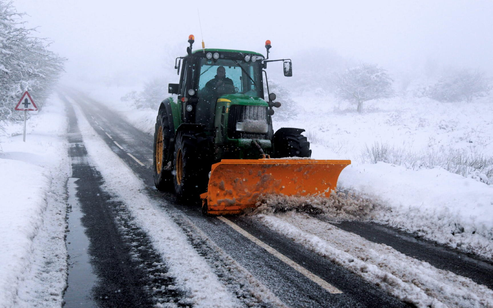 На дорогах Херсонщины продолжают ликвидировать последствия непогоды: спасатели за ночь из снежного плена освободили 14 автомобилей