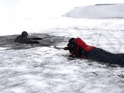 На Херсонщине двое мужчин провалились под лед — спасти удалось только одного