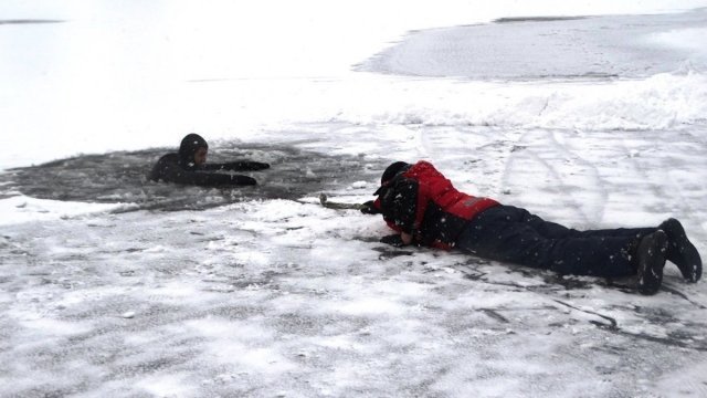 На Херсонщине двое мужчин провалились под лед — спасти удалось только одного