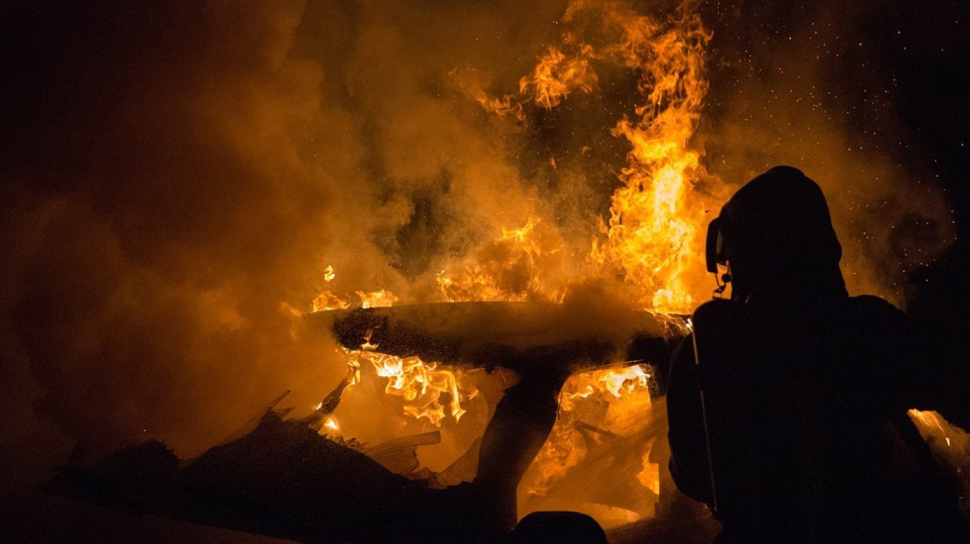 На Херсонщине неизвестные сожгли иномарку и продуктовый магазин