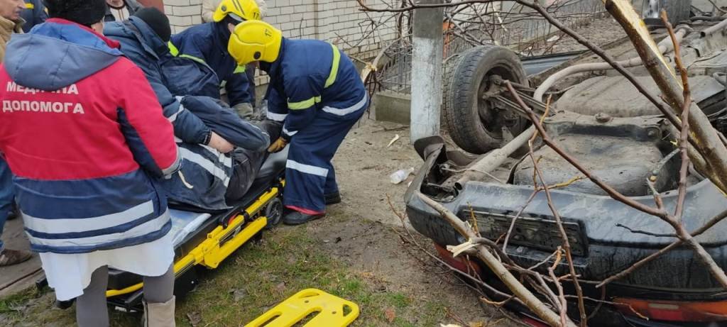На Херсонщине спасатели деблокировали водителя из искореженного в результате ДТП автомобиля