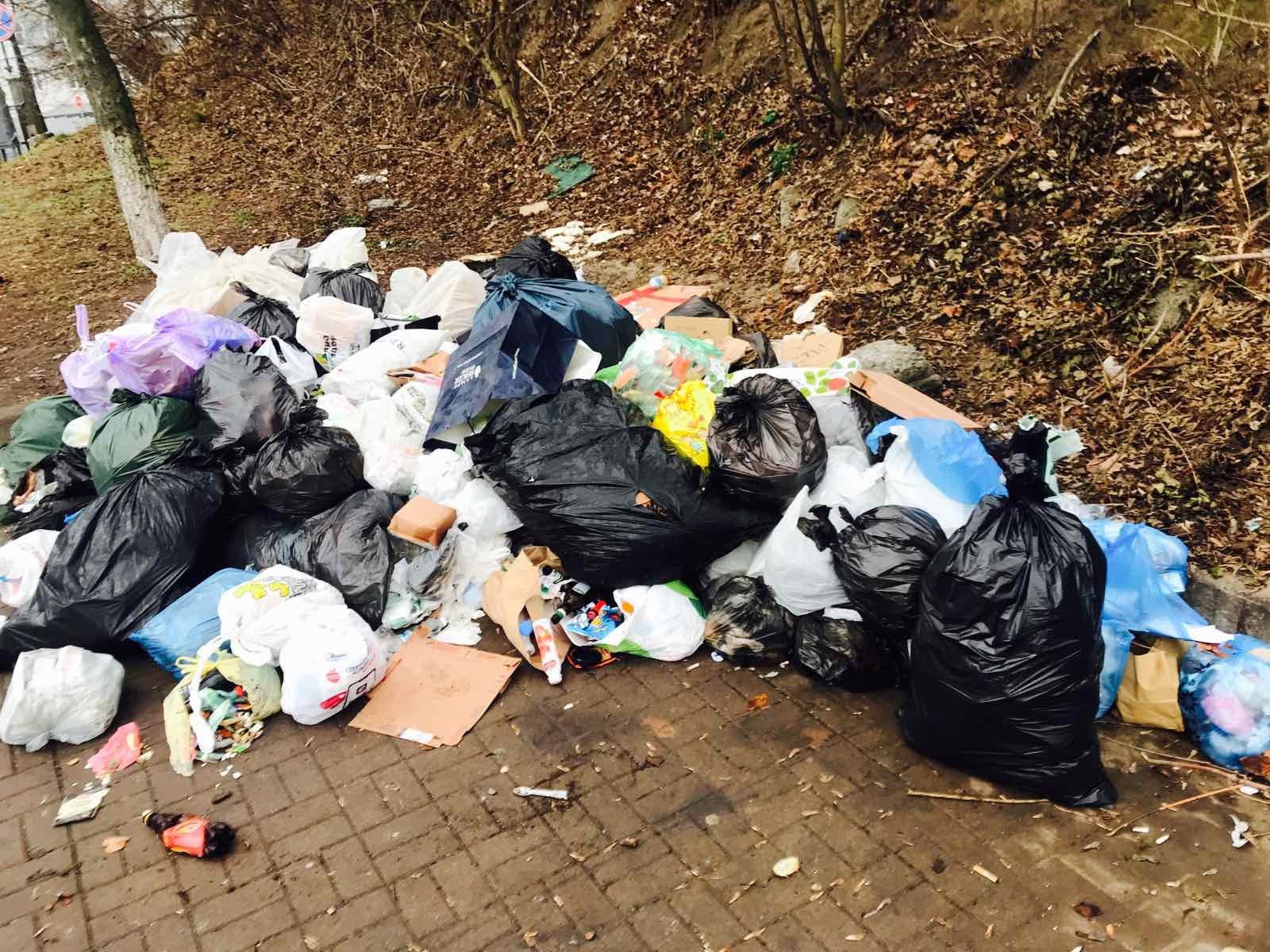 На улицах Херсона появилась огромная гора мусора неизвестного происхождения