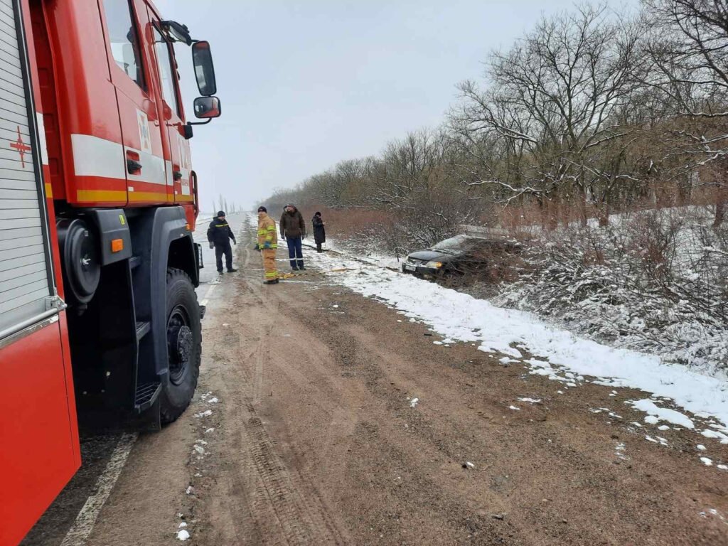 На заснеженных трассах Херсонщины застряло более 10 автомобилей