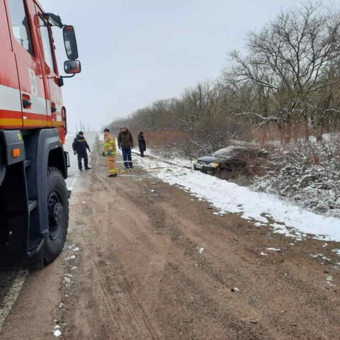 На заснеженных трассах Херсонщины застряло более 10 автомобилей