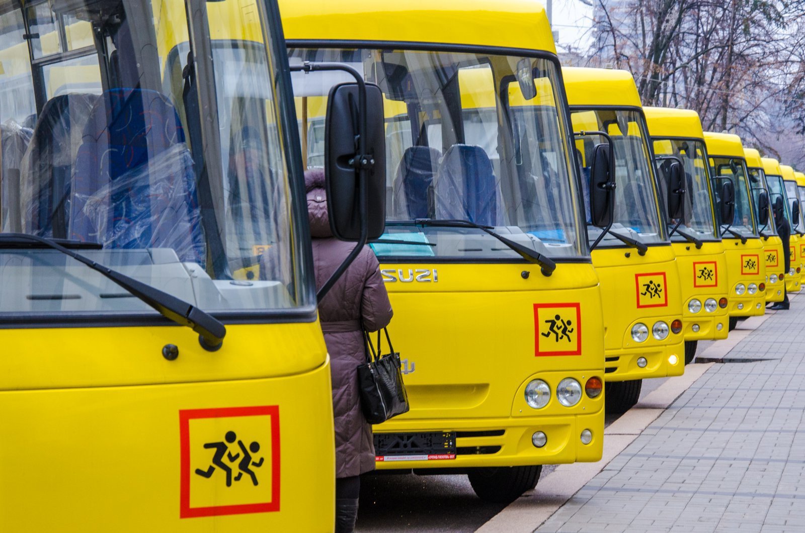 Общины Каховского района получили школьные автобусы