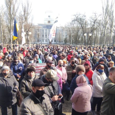 Около 500 работников рынка вышли на масштабный митинг к зданию Херсонского горсовета