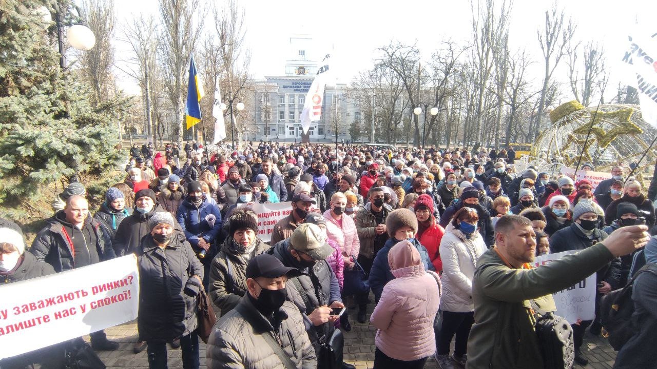 Около 500 работников рынка вышли на масштабный митинг к зданию Херсонского горсовета