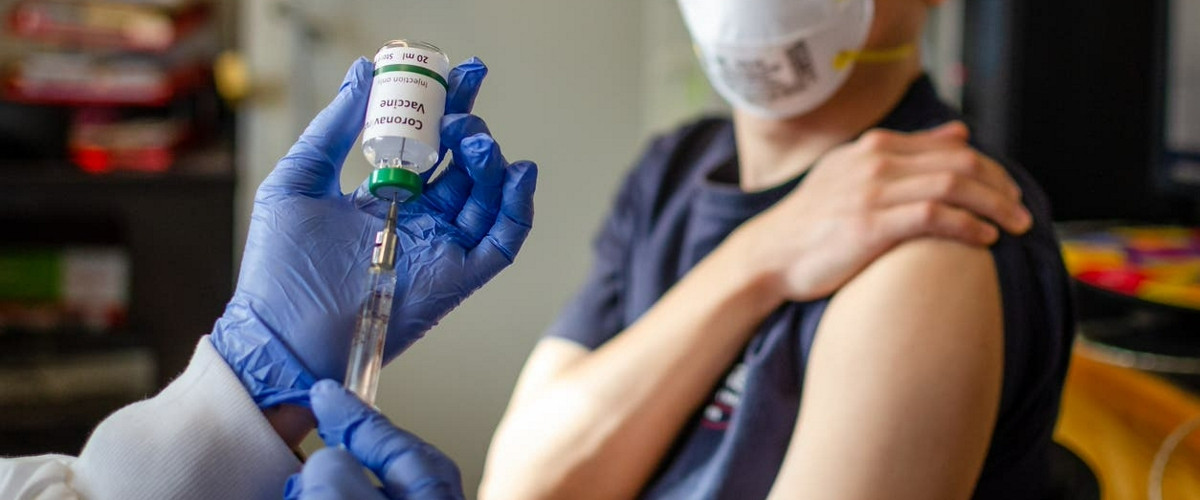 Первым прививку от коронавируса на Херсонщине получил заведующий городского инсультного центра Сергей Заяц