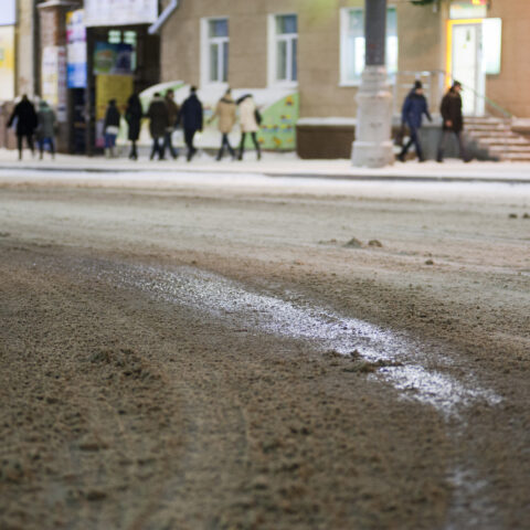 Побьют машины: херсонцы жалуются на странную посыпку дорог