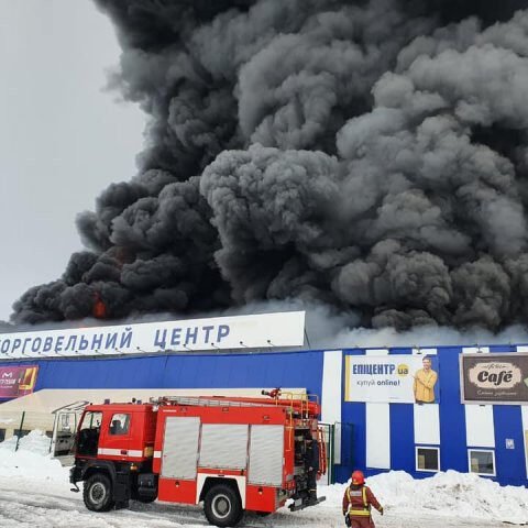 Под Николаевом вспыхнул мощный пожар в строительном гипермаркете: поджигатель набросился на охранника с топором