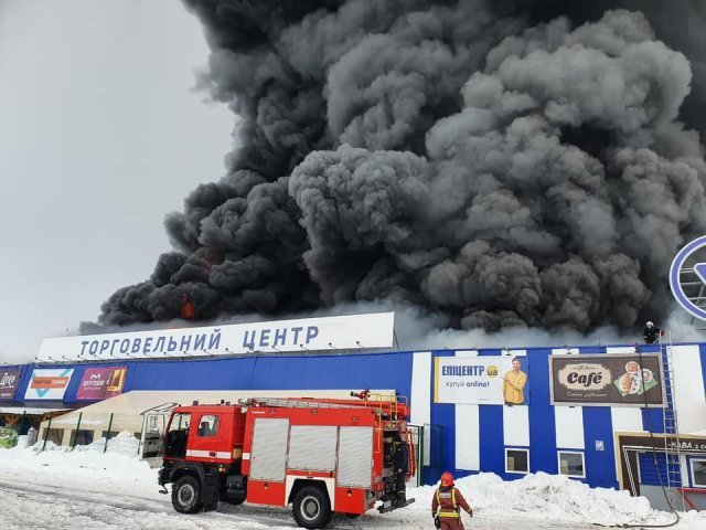 Под Николаевом вспыхнул мощный пожар в строительном гипермаркете: поджигатель набросился на охранника с топором