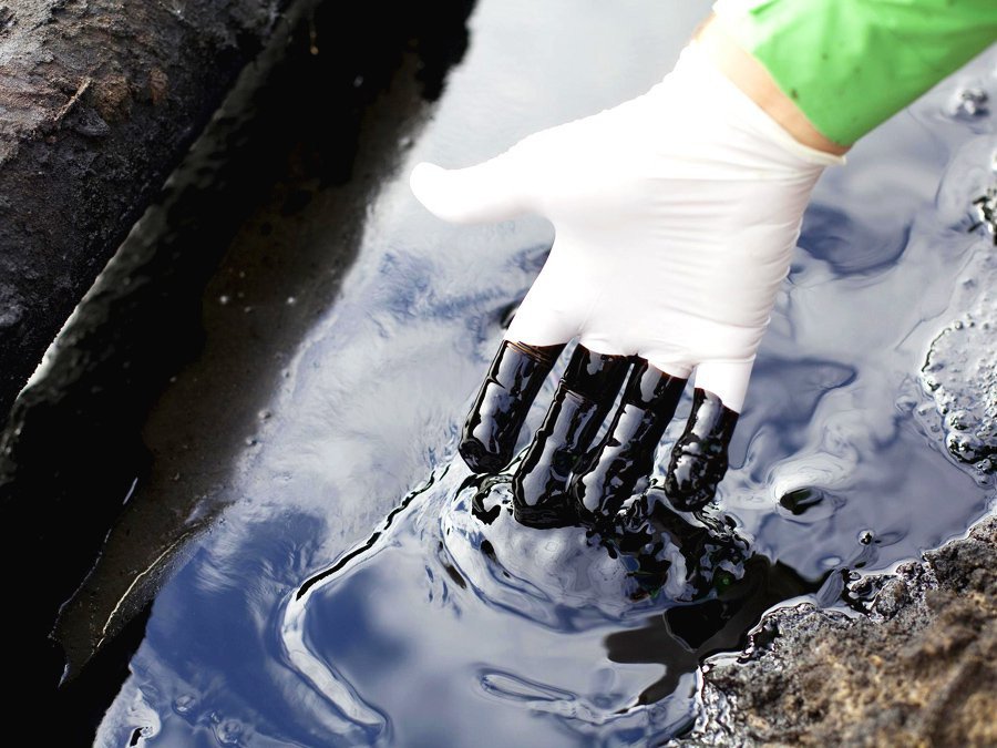 Рыбоохранный патруль зафиксировал факт разлива нефтепродуктов на реке в Херсоне