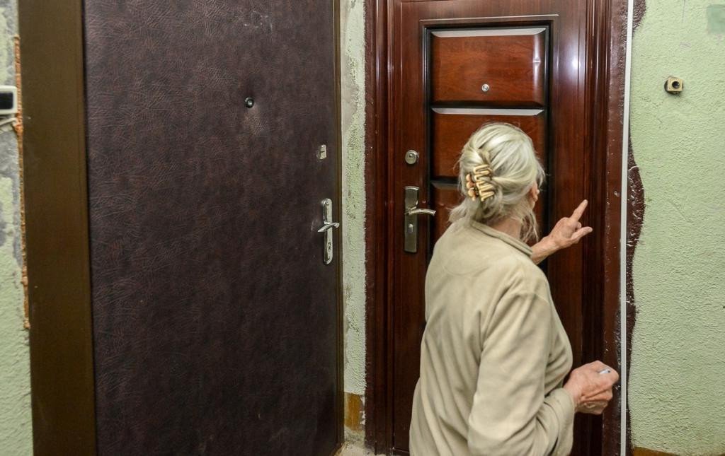 Сменил замки и не пускал 81-летнюю мать домой: полицейские составили протокол на херсонца за домашнее насилие