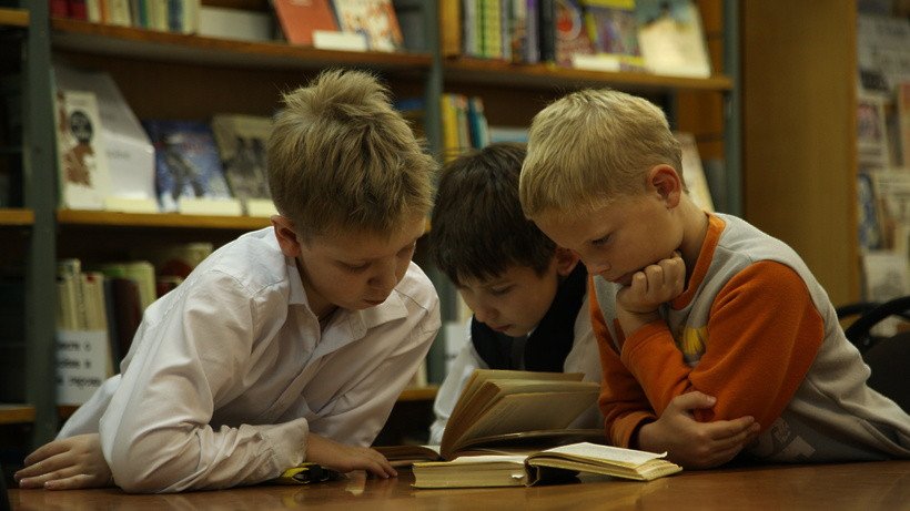 Старые учебники и новые правила на бумажке: в украинских школах разгорелись споры из-за правописания